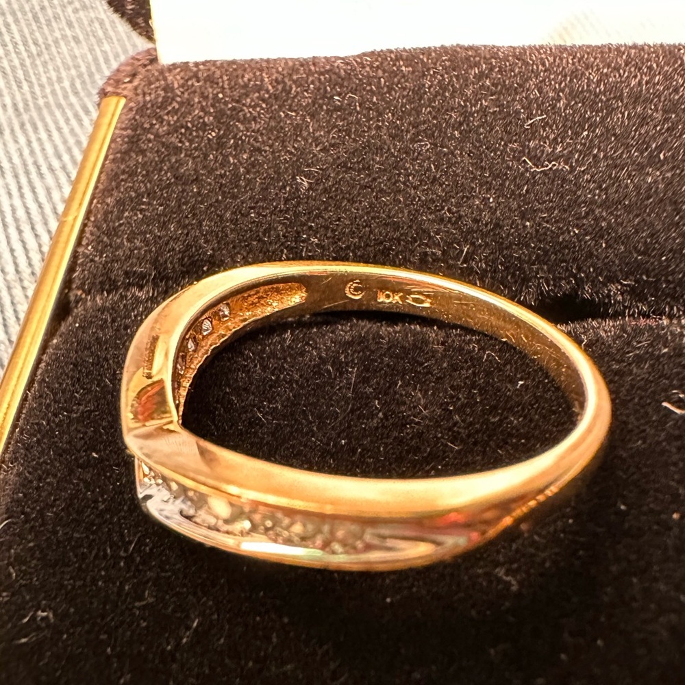 Diamond Chevron Ring- 10K Gold - Picture 4 of 13